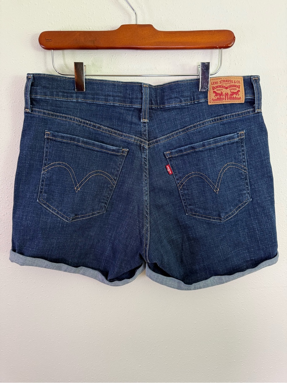 Levi’s Mid Length Denim Shorts Womens 31 Dark Wash Cuffed Stretch
